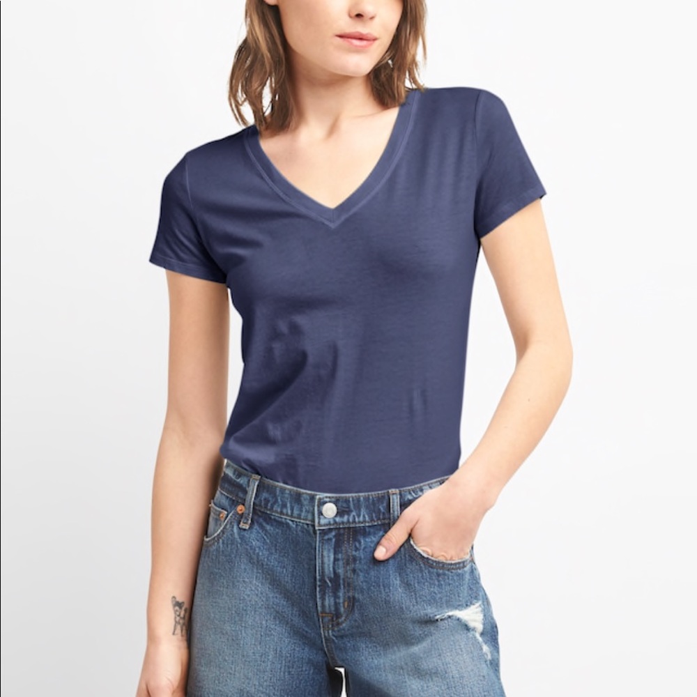 ⬇️Navy blue T. Perfect for fall!